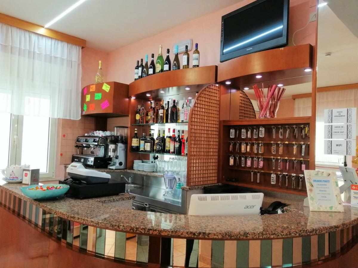 Hotel Alba Ріміні Екстер'єр фото